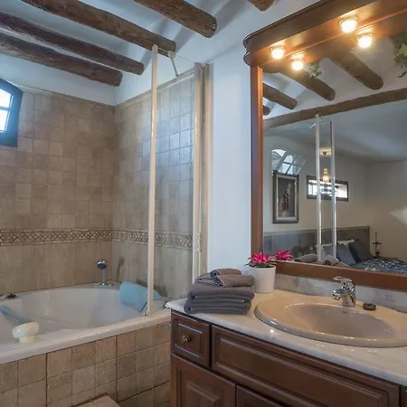 With Amazing Views, Jacuzzi And Private Pool *