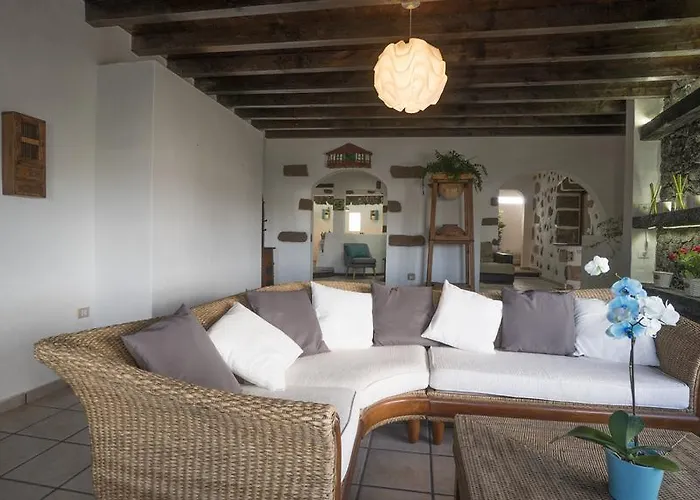 With Amazing Views, Jacuzzi And Private Pool San Bartolomé
