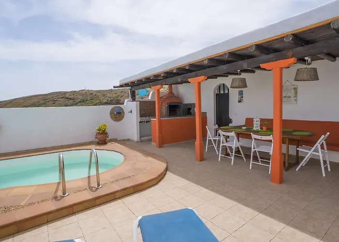 With Amazing Views, Jacuzzi And Private Pool San Bartolomé